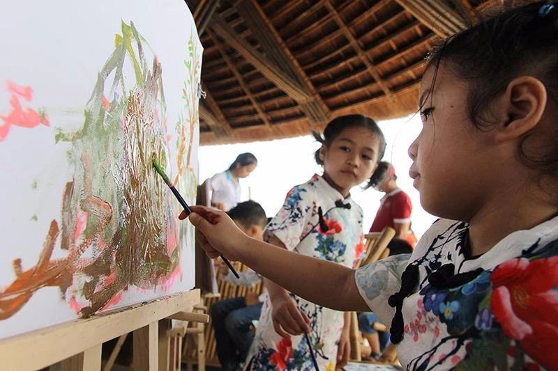 Những nét vẽ mộc mạc chưa thành hình.