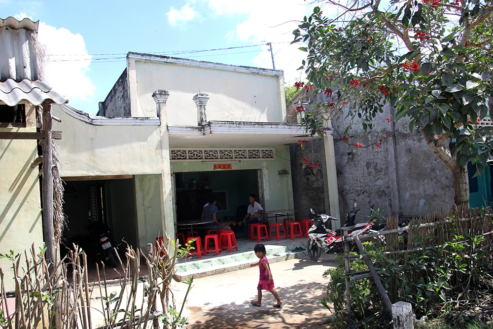 'Tiệc giải oan' bên chân cầu Hòa Đông ảnh 1