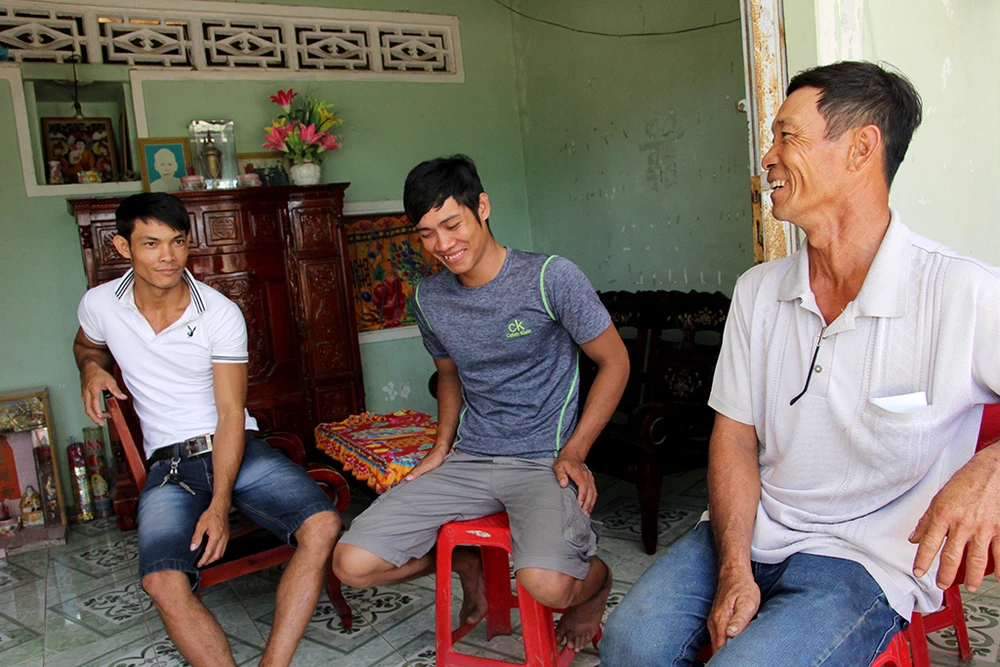 'Tiệc giải oan' bên chân cầu Hòa Đông ảnh 3