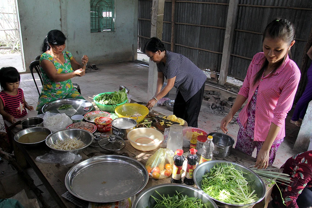 'Tiệc giải oan' bên chân cầu Hòa Đông ảnh 4