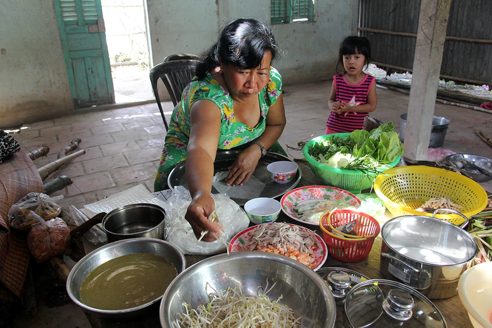 'Tiệc giải oan' bên chân cầu Hòa Đông ảnh 5