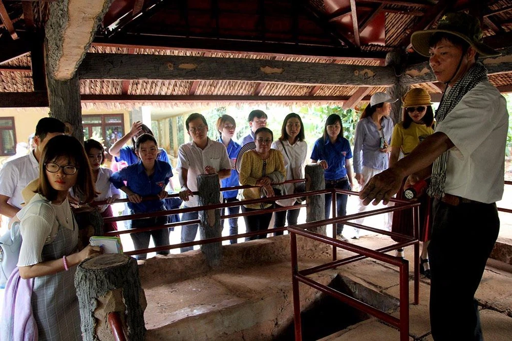 Các cụm địa đạo được nối liền với nhau bởi đường xương sống,