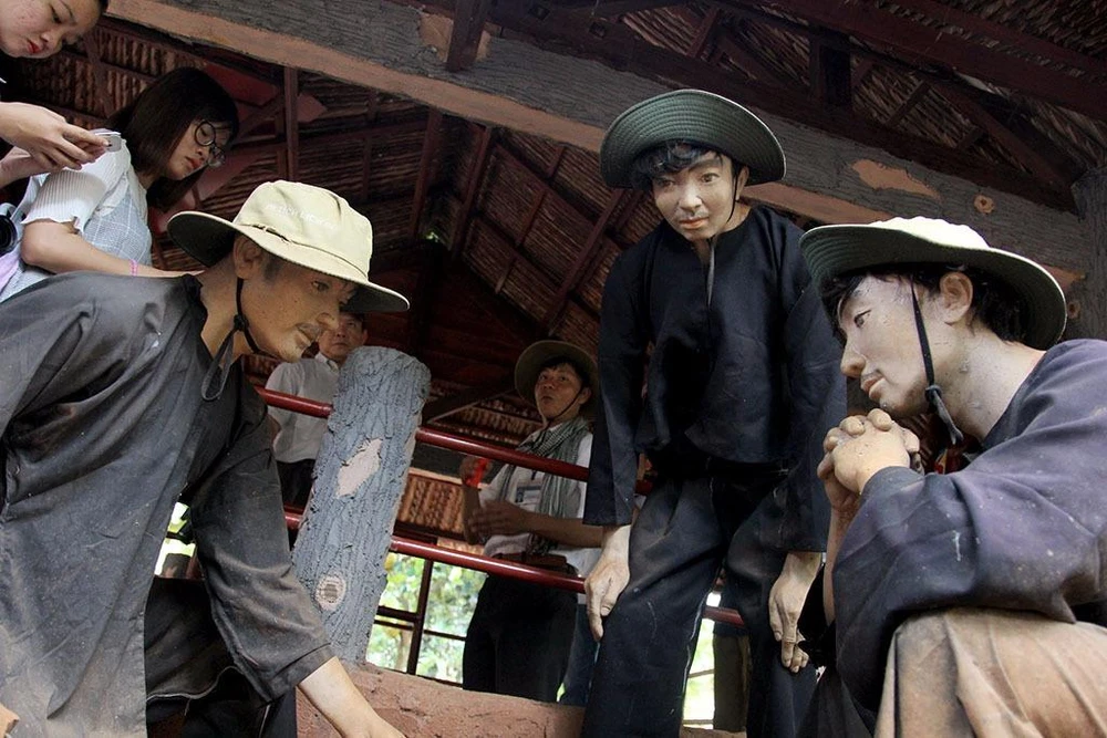 Những người lính đặc công bên ngoài địa đạo đang bàn kế hoạch để đánh vào hang ổ của địch.