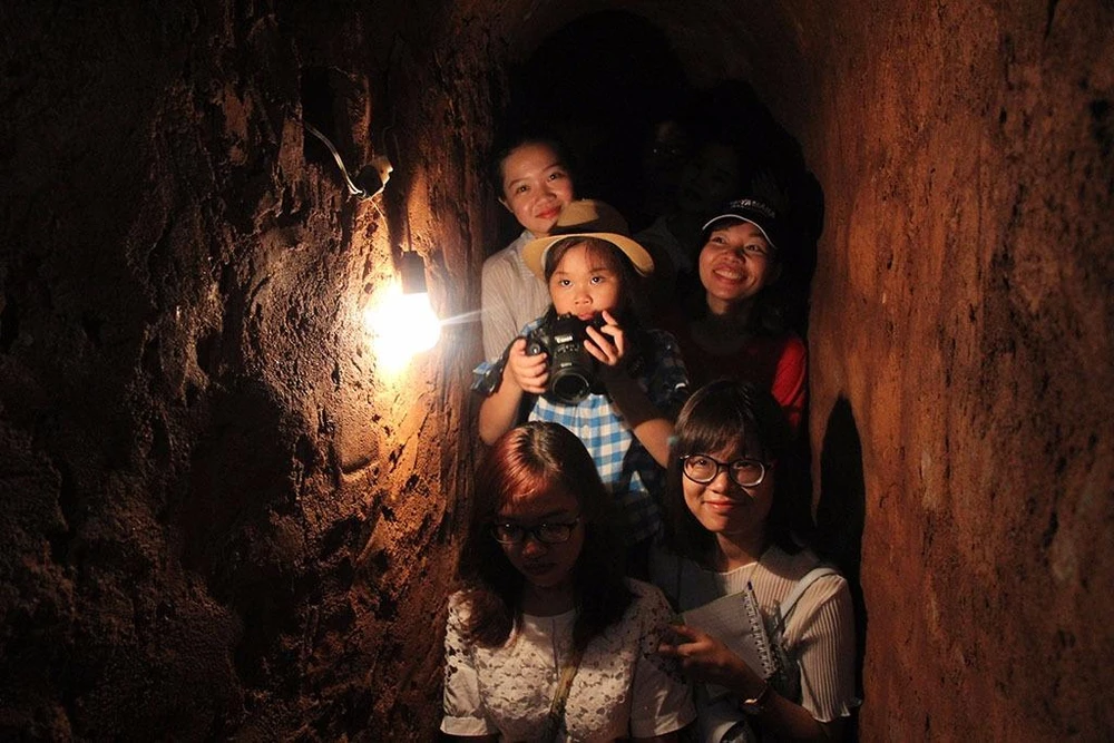 Đường địa đạo xương sống cách mặt đất 2-3m