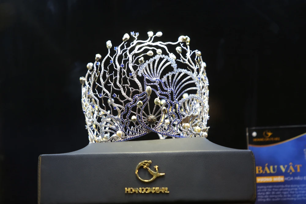 Vương miện sử dụng đến 30 viên ngọc trai tự nhiên không nhân cấy quý hiếm, màu sắc bóng bẩy, kỳ ảo, có giá trị rất cao cùng viên ngọc Trống Đồng đặt tại vị trí trung tâm.