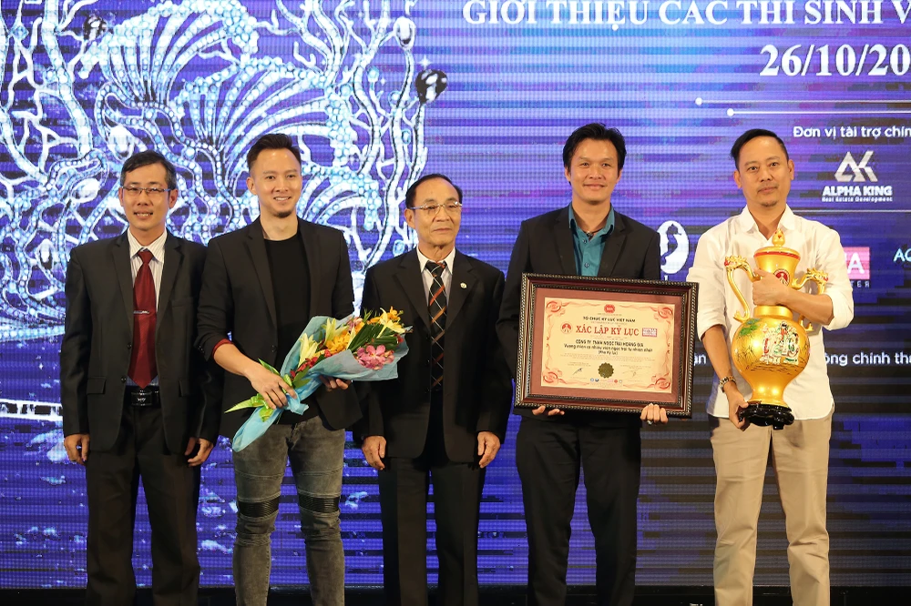 Với việc chế tác vương miện Hoa hậu Đại dương 2017, Ngọc Trai Hoàng Gia vừa được Tổ chức Kỷ lục Việt Nam chứng nhận xác lập kỷ lục “Vương miện có nhiều viên ngọc trai tự nhiên nhất”.