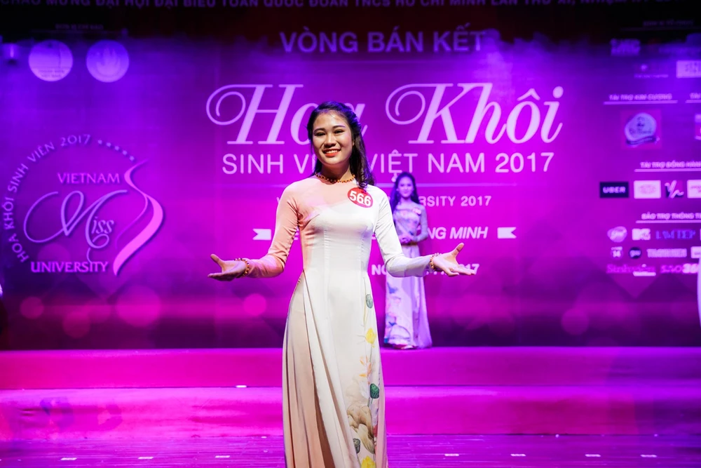 Chùm ảnh: Nữ sinh miền Trung thướt tha với áo dài ảnh 11