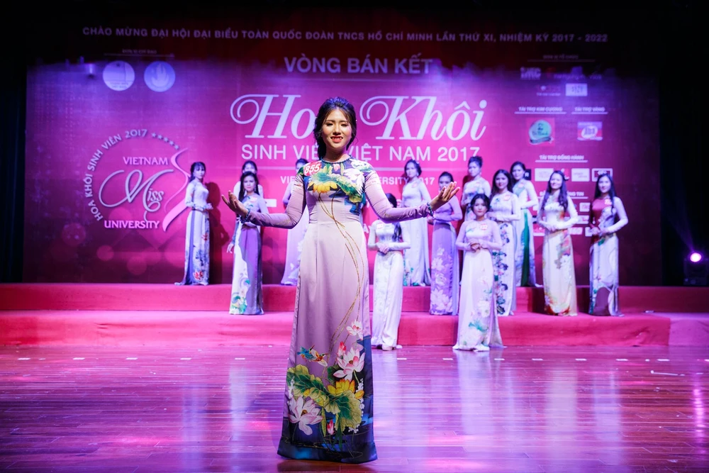 Chùm ảnh: Nữ sinh miền Trung thướt tha với áo dài ảnh 15