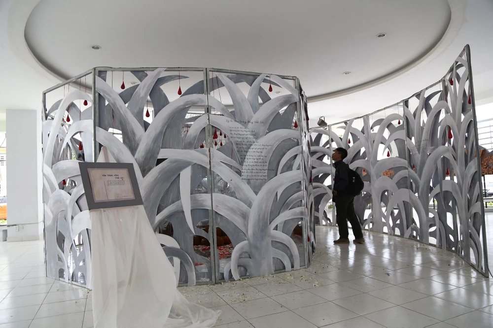 Đến TP.HCM xem triển lãm người trẻ nghĩ về chiến tranh ảnh 1