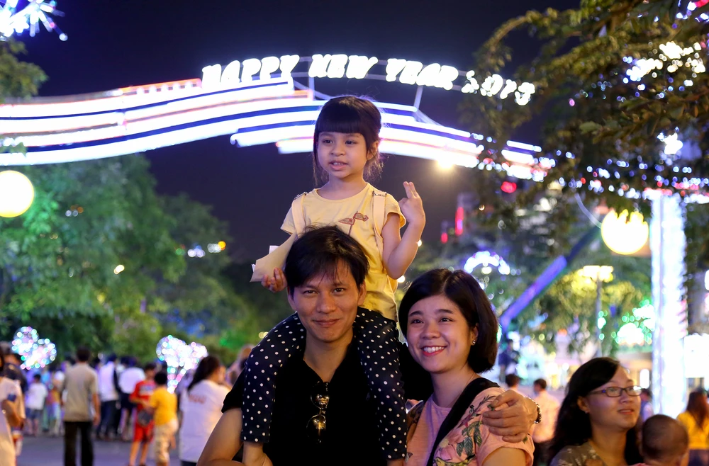 Chùm ảnh: TP.HCM rực rỡ chào đón năm mới 2018 ảnh 13
