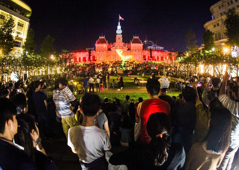 Trình chiếu 3D lên tòa nhà UBND TP.HCM chào đón năm mới ảnh 1