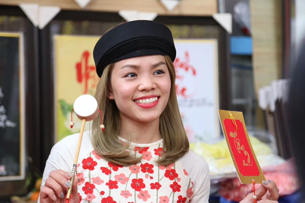 Giới trẻ TP.HCM 'check in, sống ảo' ở phố ông đồ ảnh 8