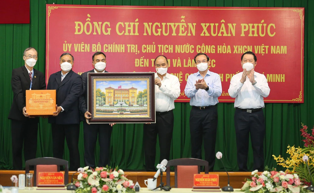 Chủ tịch nước Nguyễn Xuân Phúc tặng quà cho Ban lãnh đạo Khu nông nghiệp công nghệ cao TP.HCM.