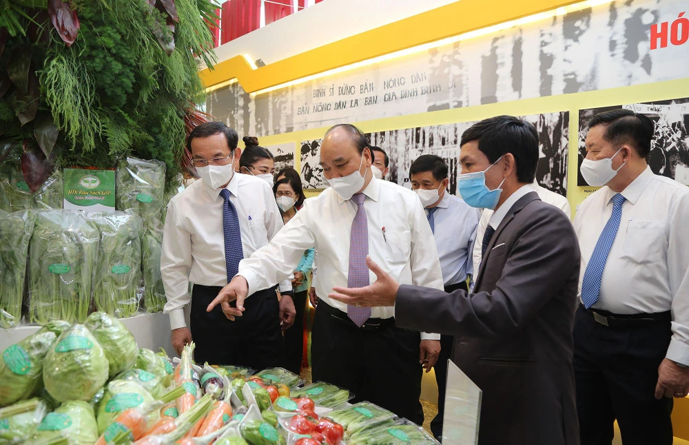Chủ tịch nước đánh giá cao các sản phẩm nông nghiệp công nghệ cao từ hai huyện Hóc Môn và Củ Chi.