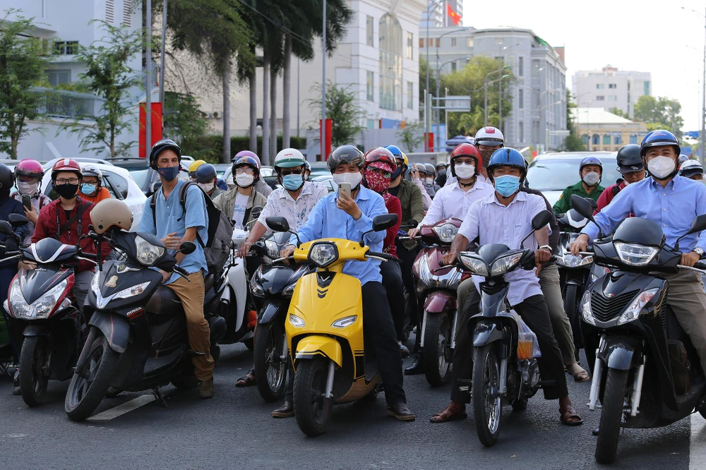 Từ 15 giờ, rất đông người dân có mặt phía đầu cầu Thủ Thiêm (phía quận 1) để chờ được lưu thông qua cầu.