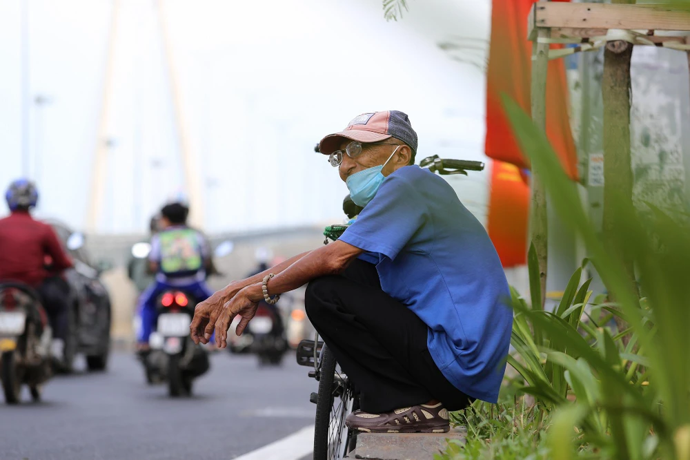 Cụ ông 72 tuổi nhà ở quận 8, vừa đi ngang nghe chuẩn bị cho xe qua cầu nên ông chờ tới giờ để đi qua cây cầu mới.