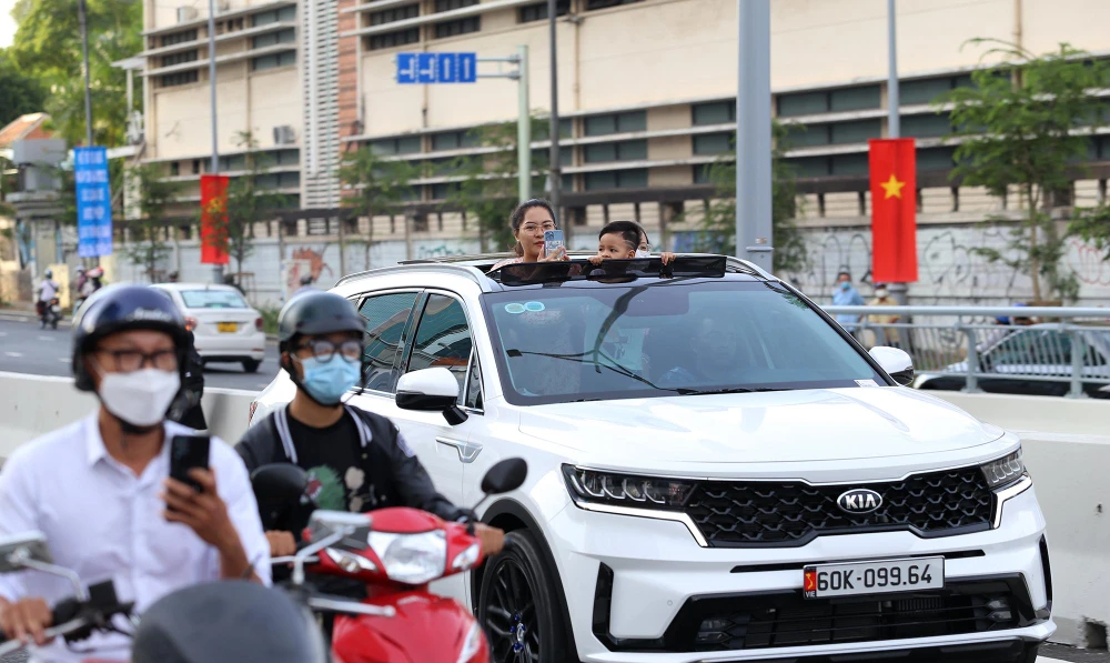 Ai nấy đều hào hứng dùng điện thoại quay lại khoảnh khắc đáng nhớ này.