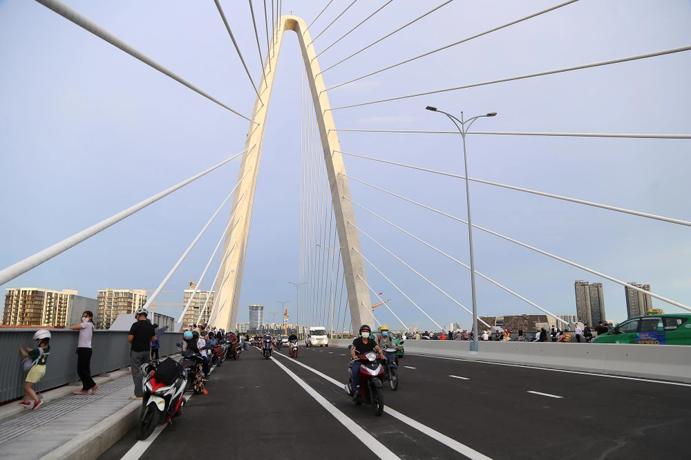 Xe cộ lưu thông hướng từ TP Thủ Đức về trung tâm TP.HCM,