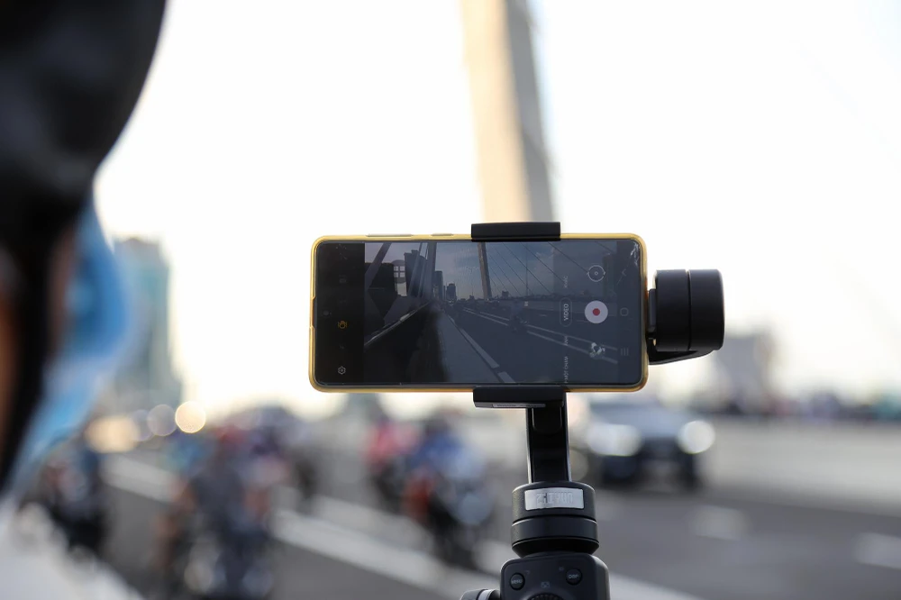 Người dân quay lại dòng xe lần lượt qua cầu Thủ Thiêm 2 trong ngày thông xe