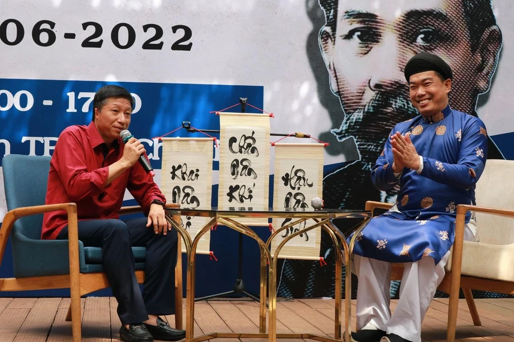 Ông Nguyễn Đông Hòa (trái) - cháu cố của cụ Phan Châu Trinh giao lưu cùng khán giả tại đường sách Nguyễn Văn Bình. Ảnh: N.Q