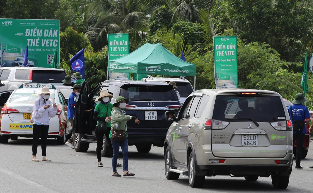 Nhân viên VETC làm việc hết công suất để hỗ trợ các trường hợp chưa đủ điều kiện thu phí không dừng sáng 1-8.