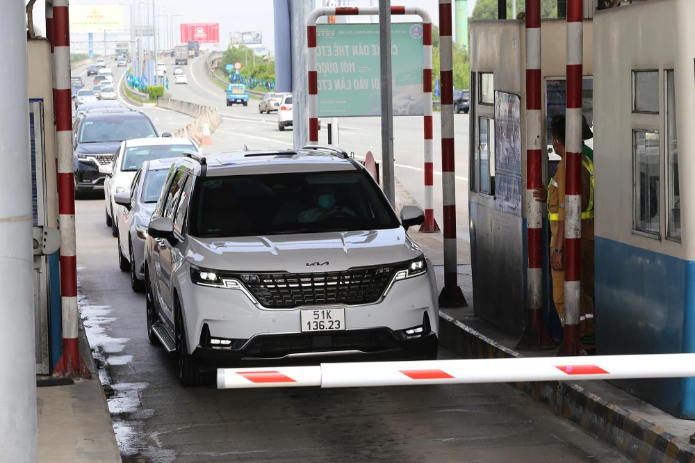 Tất cả các phương tiện qua trạm thu phí không còn việc phải trả tiền mặt mua vé như trước.