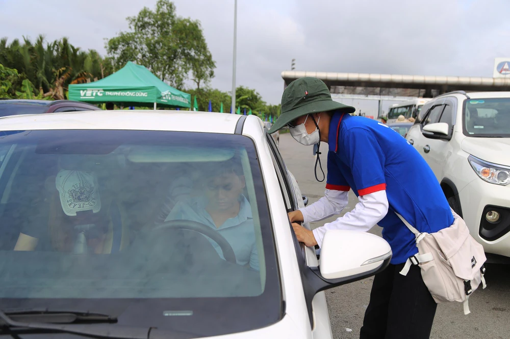 Anh Vinh lưu thông đi Đồng Nai qua trạm thu phí Long Phước được nhân viên VETC hướng dẫn nạp tiền vào tài khoản để qua trạm thu phí không dừng.
