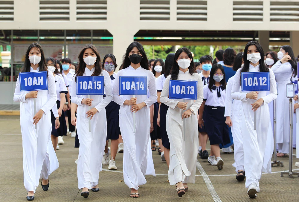 Hòa cùng không khí khai giảng năm học mới trên cả nước, sáng nay buổi lễ khai giảng tại trường THPT Lê Qúy Đôn (quận 3, TP.HCM) được tổ chức long trọng - một buổi lễ đặc biệt hơn bao giờ hết sau thời gian dài TP.HCM chống chọi với đại dịch.