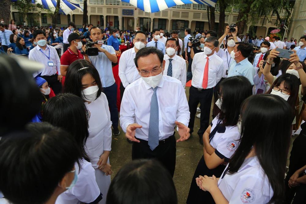 Bí thư Thành ủy TP.HCM Nguyễn Văn Nên nán lại sau buổi lễ để nhắn gửi, động viên các em học sinh của trường trong năm học mới.