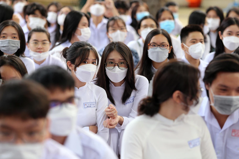 Theo thống kê, năm học 2022-2023 dự kiến toàn TP.HCM tăng 21.825 HS. Trong đó, mầm non tăng 6.587 HS, tiểu học giảm 11.181 HS, THCS giảm 13.661 HS và THPT tăng 12.761 HS.