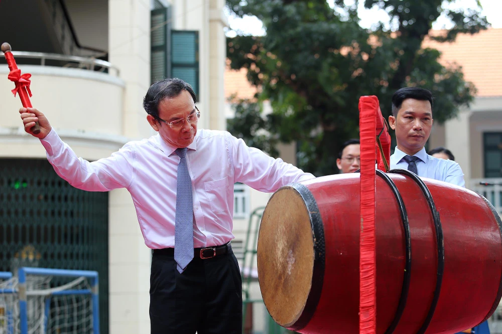 Bí thư Thành ủy TP.HCM Nguyễn Văn Nên đánh trống khai giảng năm học mới tại trường THPT Lê Qúy Đôn, quận 3, TP.HCM - mở ra một năm học mới an toàn, hiệu quả và đổi mới.