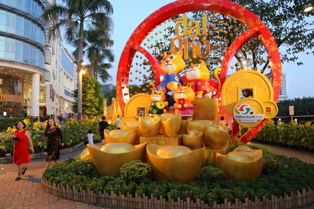 Đại cảnh gia đình Mèo mở đầu đường hoa xuân với những chú mèo linh vật của năm trong trang phục truyền thống Việt Nam (áo dài, nón lá), xung quanh là những thỏi vàng, bao tiền vàng....như một lời chúc đoàn viên, thịnh vượng đầu năm.