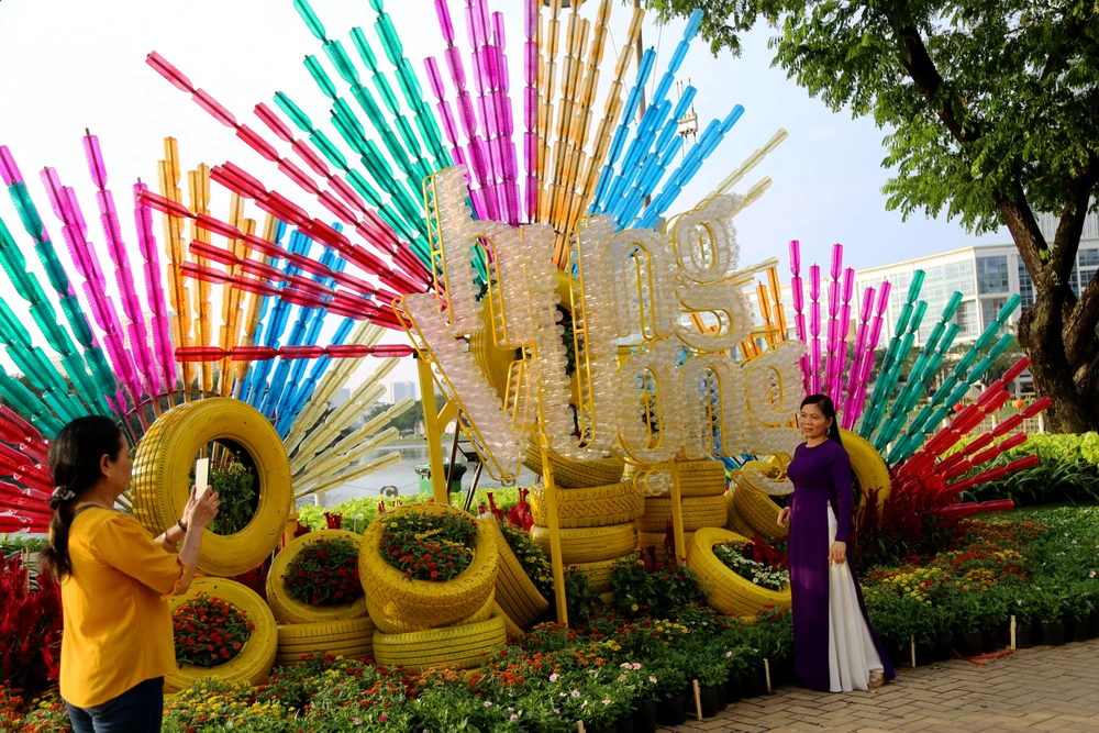 Tiểu cảnh Đô thị xanh được trang trí bằng những vật dụng tái chế (vỏ chai, vỏ xe), thể hiện thông điệp gần gũi với thiên nhiên, bảo vệ môi trường.