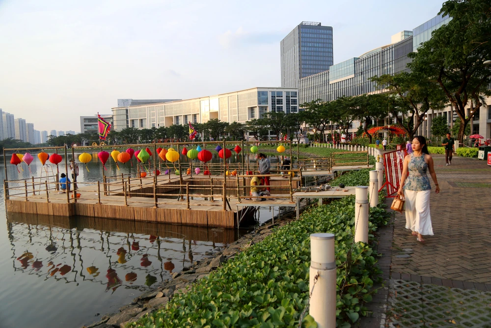 Bến hoa đăng đang được hoàn thiện những công đoạn cuối.