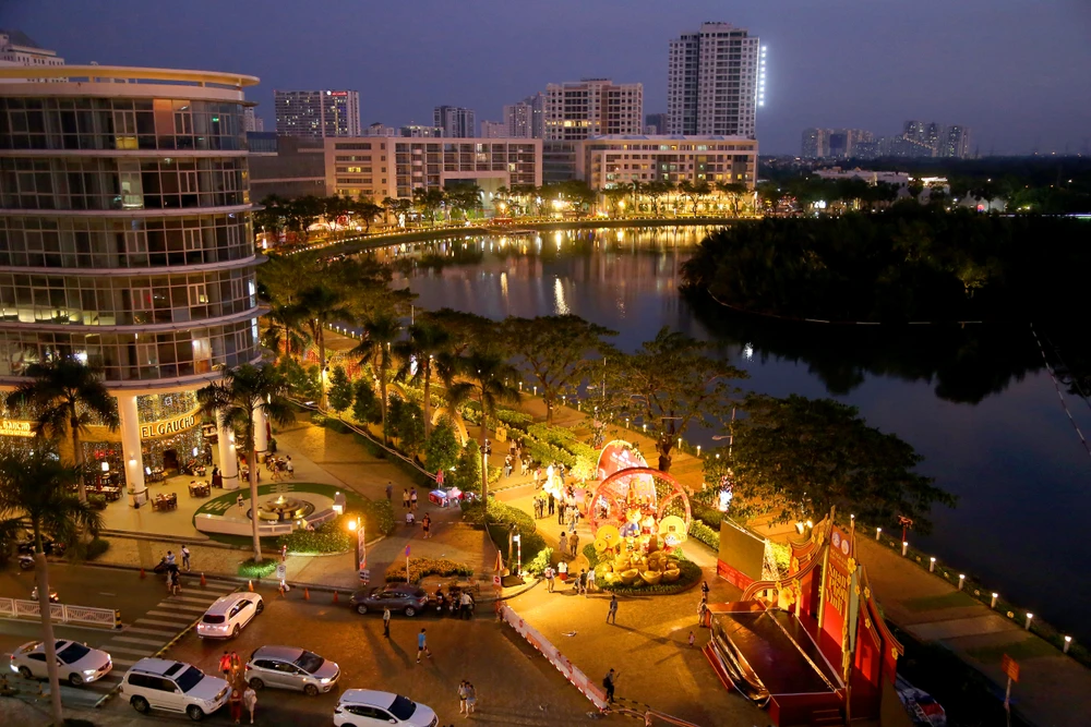 Hội hoa Xuân Phú Mỹ Hưng Tết Quý Mão 2023 sẽ diễn ra từ 23 tháng Chạp đến mùng 4 Tết (15/1-25/1/2023) tại khu Hồ Bán Nguyệt - Đô thị Phú Mỹ Hưng với khoảng 145 gian hàng hoa, kiểng đến từ các nhà vườn ở TP.HCM và các tỉnh như Bến Tre, Đồng Tháp.