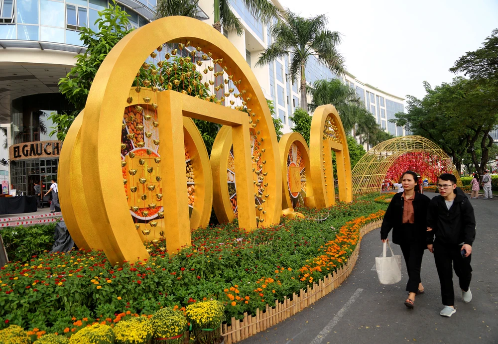 Những đồng tiền vàng khổng lồ - biểu tượng của giàu sang, phú quý, nằm giữa cánh đồng hoa.