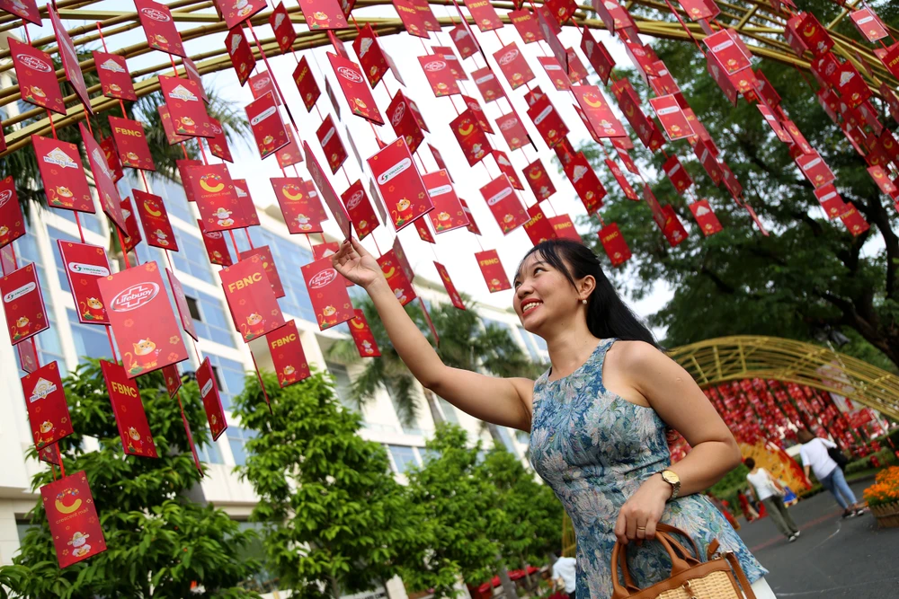 Những chiếc phong bao lì xì đỏ - biểu tượng của ngày xuân, của may mắn, tài lộc được trang trí đỏ rực một đoạn đường.