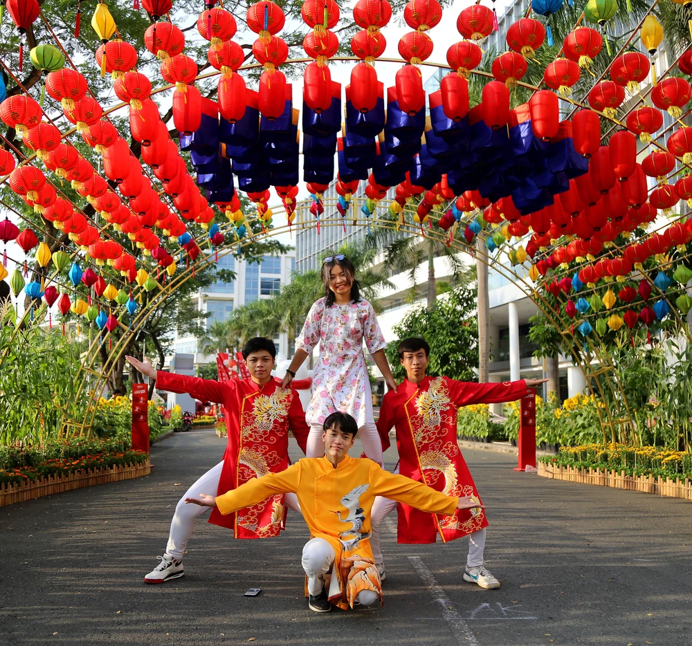 Tiểu cảnh Cung đường đa văn hoá với gần 500 chiếc đèn lồng Hội An (Việt Nam), lồng đèn đỏ (Trung Hoa), lồng đèn Chou Chin (Nhật Bản) tạo thành một cung đường rực rỡ sắc màu, thể hiện sự giao thoa của các nền văn hoá. Trong ảnh: Nhóm của Nguyễn Đức Trí (quận 7) tạo dáng chụp ảnh với tiểu cảnh lồng đèn để ăn mừng việc nhóm vừa thắng một cuộc thi nhảy do trường tổ chức.