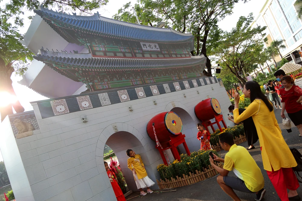 Tiểu cảnh mang đậm nét đẹp giao lưu văn hoá của Việt Nam và các quốc gia cùng đón Tết Âm Lịch, đồng thời cũng thể hiện tính "đa quốc tịch" trong cộng đồng cư dân đang sinh sống tại khu đô thị Phú Mỹ Hưng.