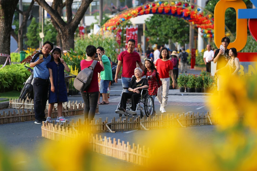 Dù chưa đến giờ khai mạc nhưng rất đông người dân tìm đến vui chơi, chụp ảnh lưu niệm.