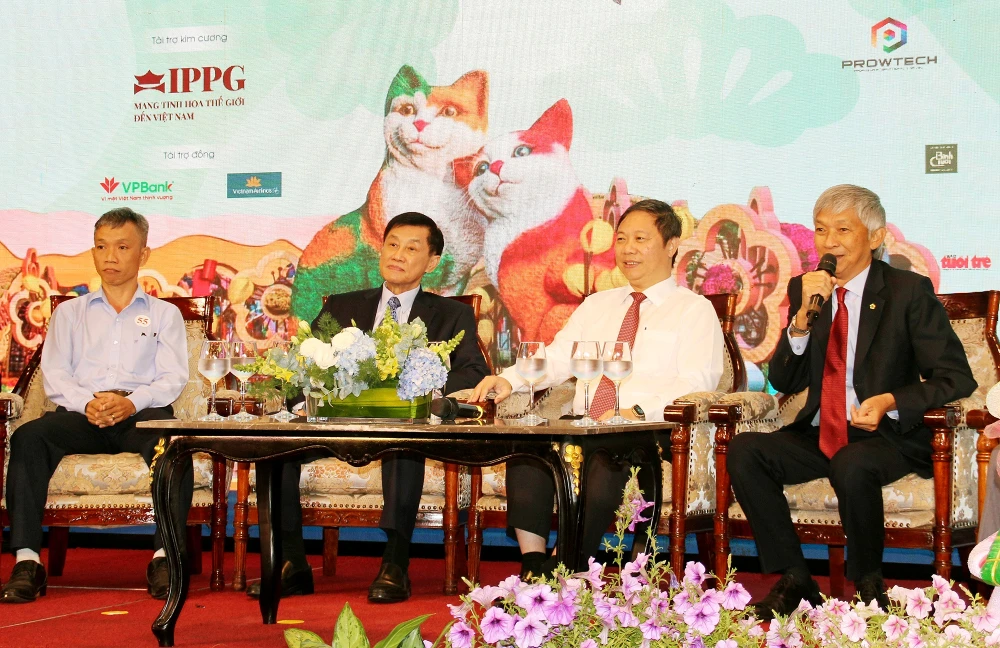 Lãnh đạo TP.HCM và Ban tổ chức Đường hoa Nguyễn Huệ chia sẻ hành trình triển khai Đường hoa Nguyễn Huệ 2023 và giai đoạn 2004-2023. Ảnh: MP