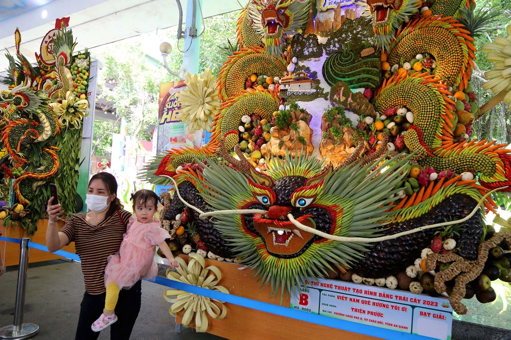 Với những tác phẩm dự thi được trưng bày, người dân đến Suối Tiên có thêm không gian để tham quan, chụp ảnh.