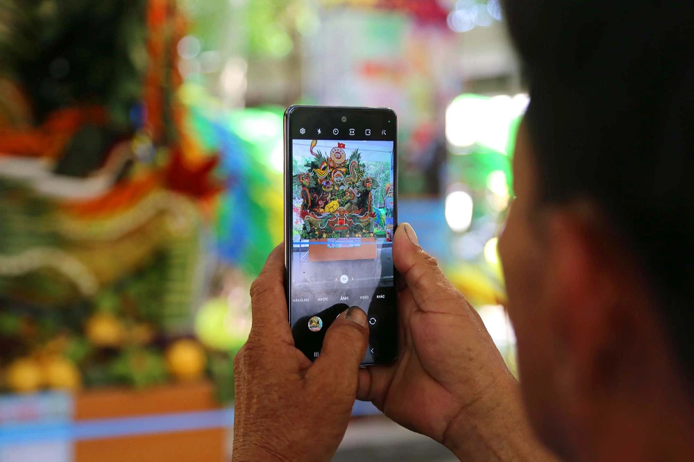 Cùng ghi lại những tác phẩm độc đáo ở hội thi.