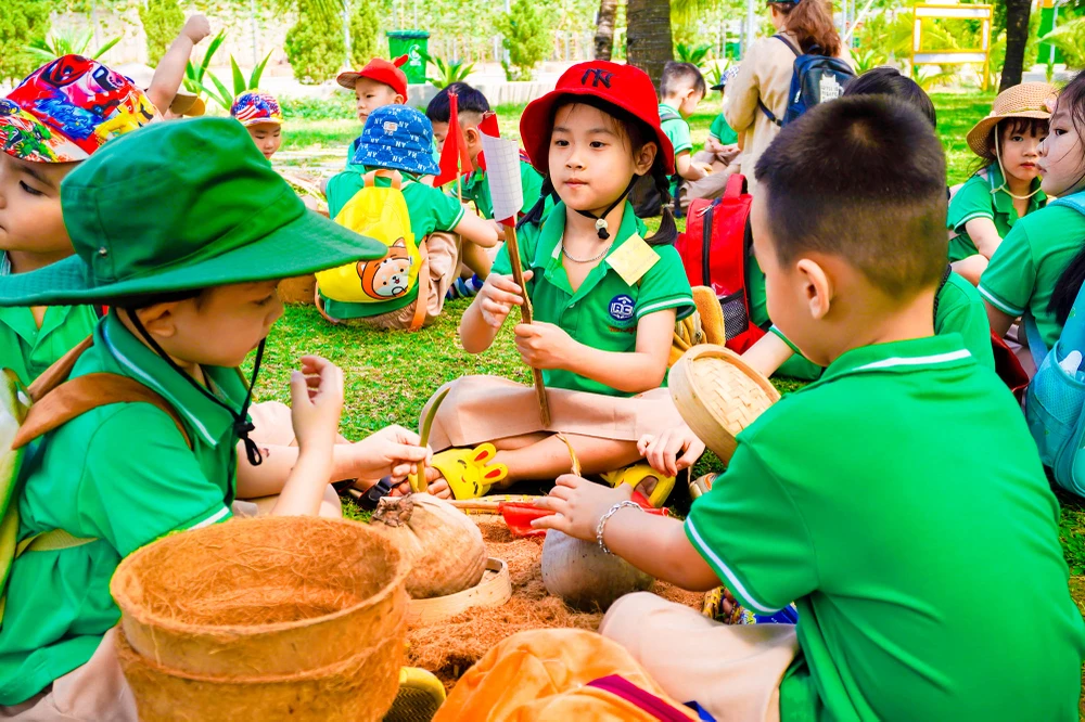 Các em nhỏ có không gian trải nghiệm làm vườn gần gũi với thiên nhiên.