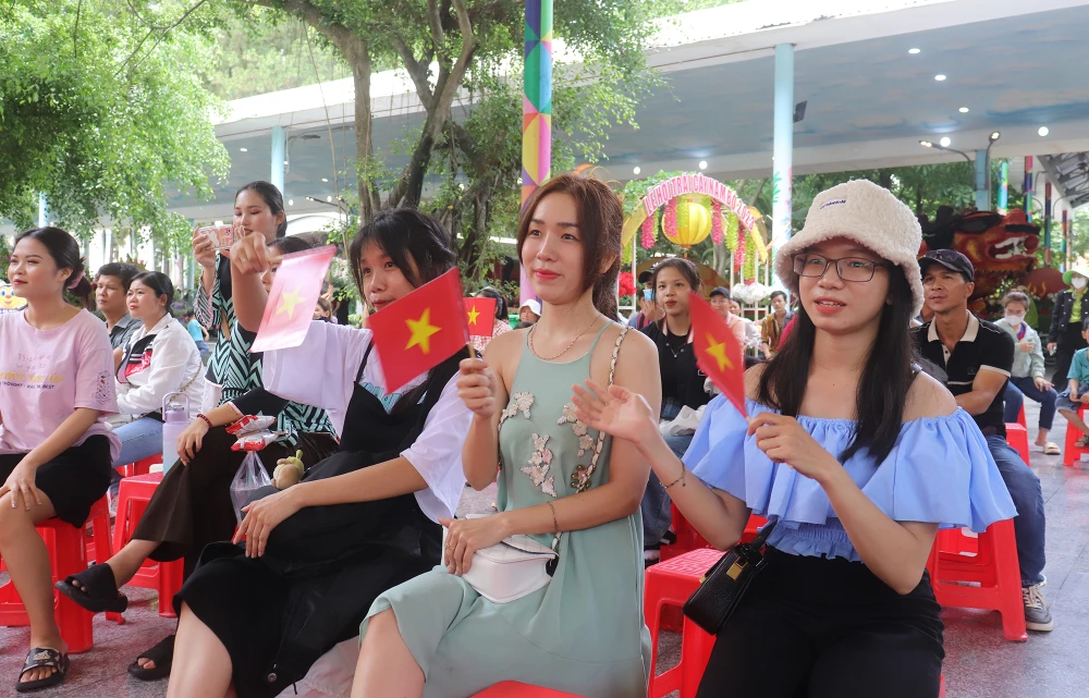 Nhóm bạn trẻ hào hứng xem trình diễn các tiết mục nghệ thuật.