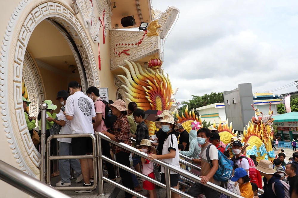 Lực lượng soát vé tại đây phải hoạt động hết công suất mới kịp đáp ứng nhu cầu của người dân.