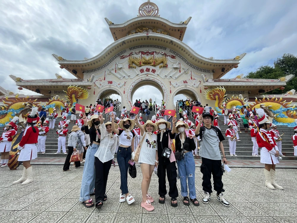 Nhóm bạn trẻ chụp ảnh với cờ đỏ sao vàng trong không khí rộn ràng của ngày 2-9.