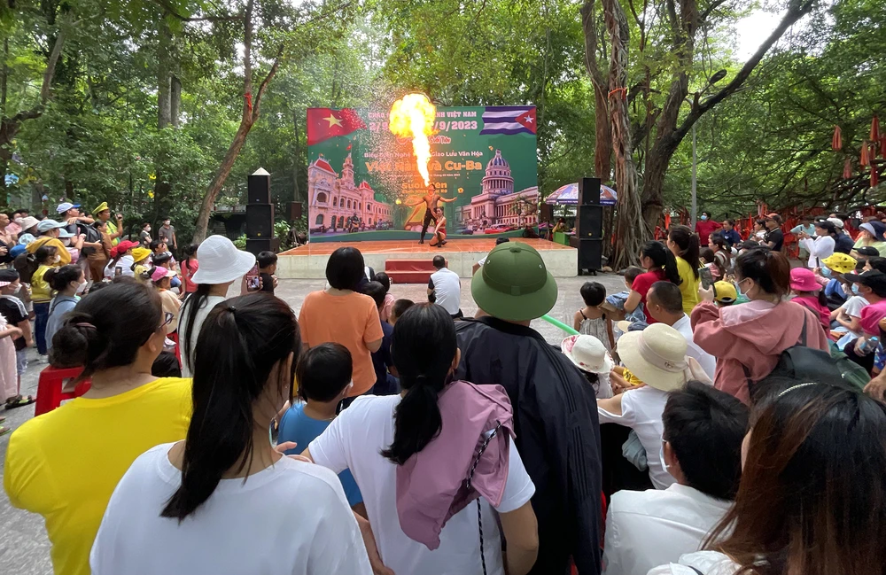 Các chương trình nghệ thuật tạo thêm không gian cho du khách: Sân khấu hoá truyền thuyết Sơn Tinh Thuỷ Tinh, Biểu diễn trống kèn mừng quốc Khánh.