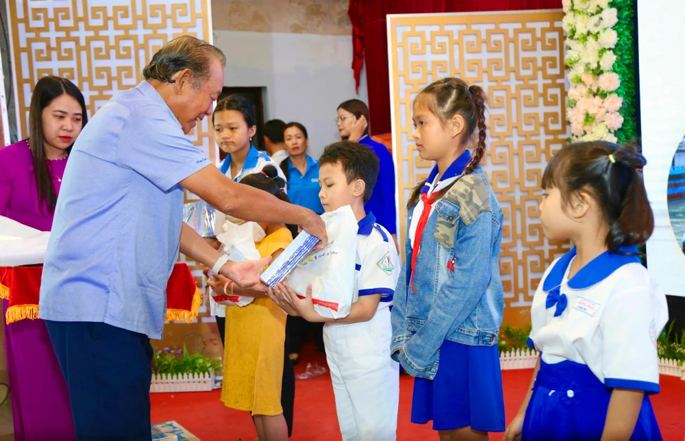 toan-canh-anh-sang-den-bac-lieu (11).JPG