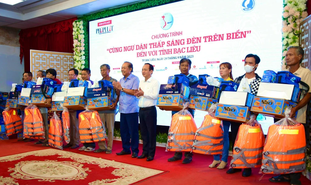 toan-canh-anh-sang-den-bac-lieu (13).JPG